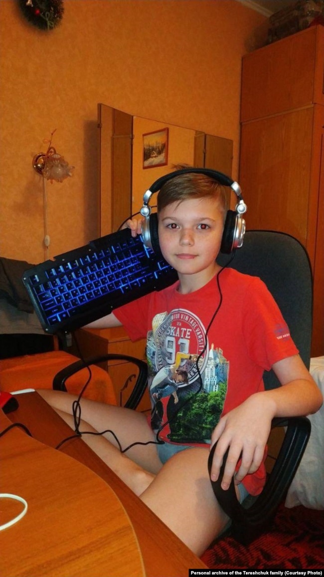 Александр Терещук с подаренной клавиатурой. Фото из личного архива семьи