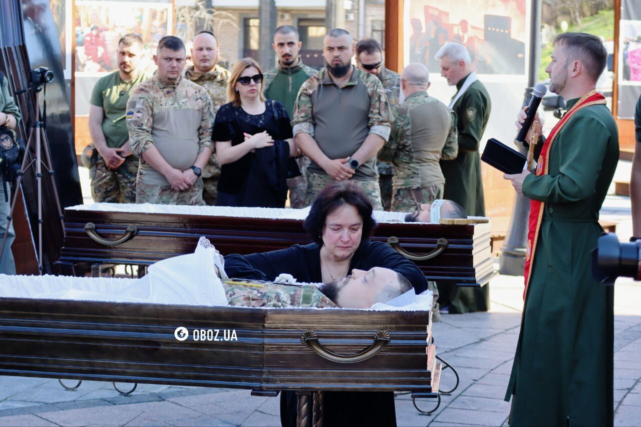Були кумами і загинули в один день: у Києві попрощалися з військовими Сергієм Коновалом і Тарасом Петришиним. Фото і відео