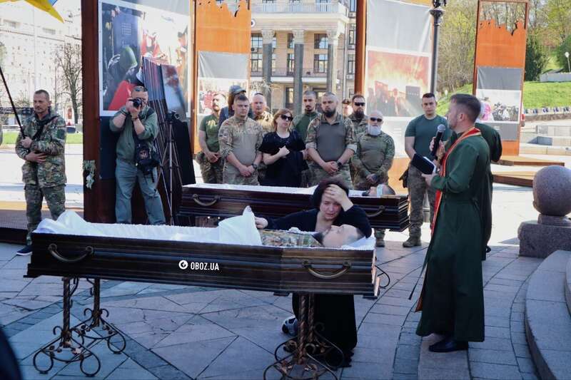 Були кумами і загинули в один день: у Києві попрощалися з військовими Сергієм Коновалом і Тарасом Петришиним. Фото і відео