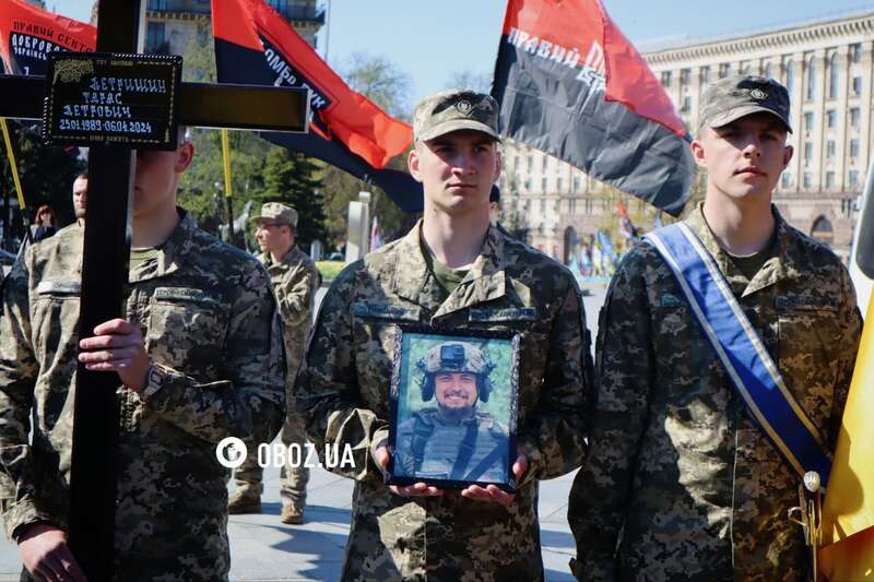 Были кумовьями и погибли в один день: в Киеве простились с военными Сергеем Коновалом и Тарасом Петришиным. Фото и видео
