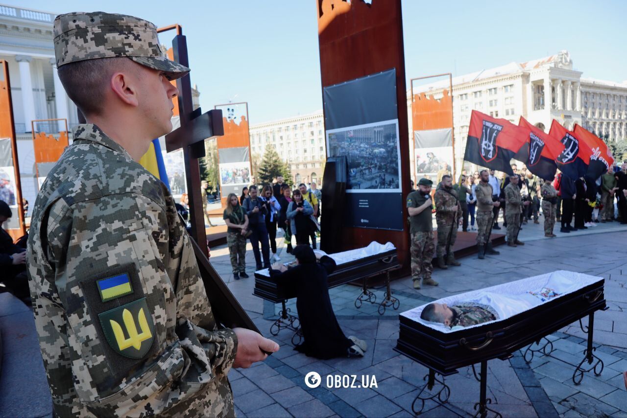 Були кумами і загинули в один день: у Києві попрощалися з військовими Сергієм Коновалом і Тарасом Петришиним. Фото і відео