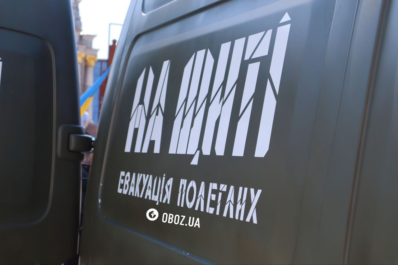 Були кумами і загинули в один день: у Києві попрощалися з військовими Сергієм Коновалом і Тарасом Петришиним. Фото і відео