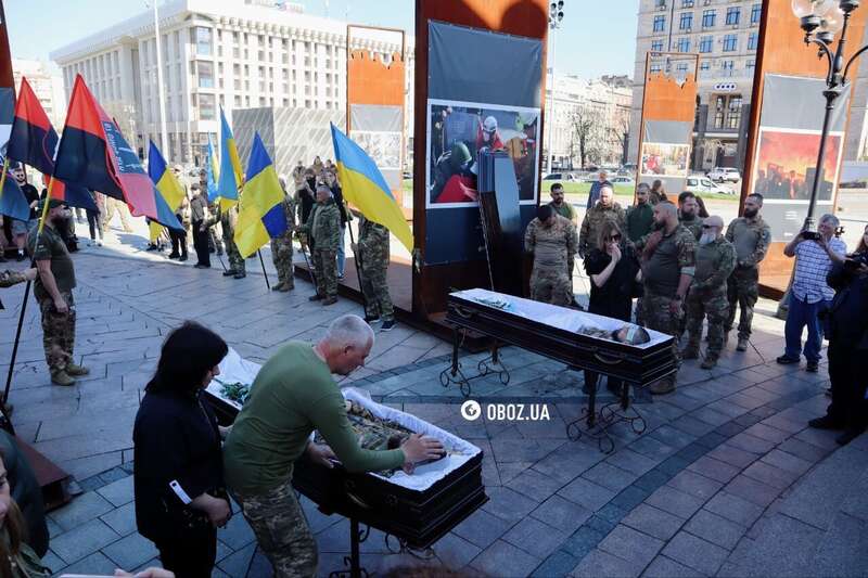 Были кумовьями и погибли в один день: в Киеве простились с военными Сергеем Коновалом и Тарасом Петришиным. Фото и видео