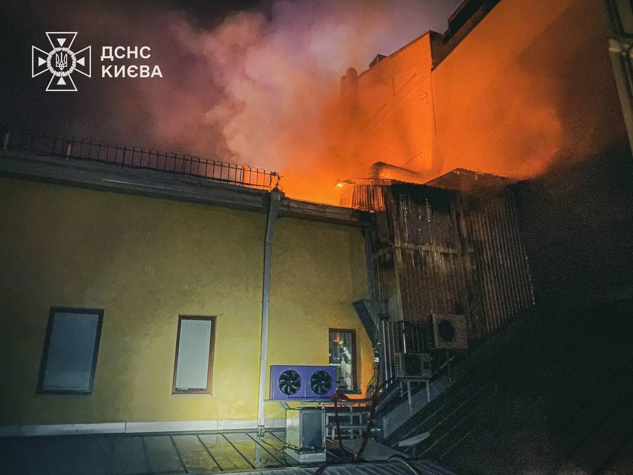 У Києві на Подолі горів ресторан: відомо подробиці. Фото і відео dqxikeidqxiqqeant