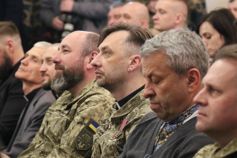 Сергей Дмитриев, военный капеллан (в центре)