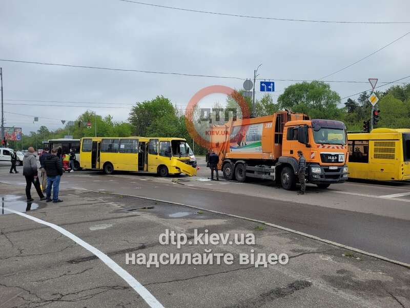 В Киеве мусоровоз протаранил две маршрутки: подробности ДТП. Фото и видео