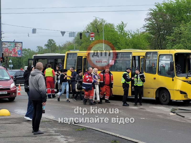 В Киеве мусоровоз протаранил две маршрутки: подробности ДТП. Фото и видео