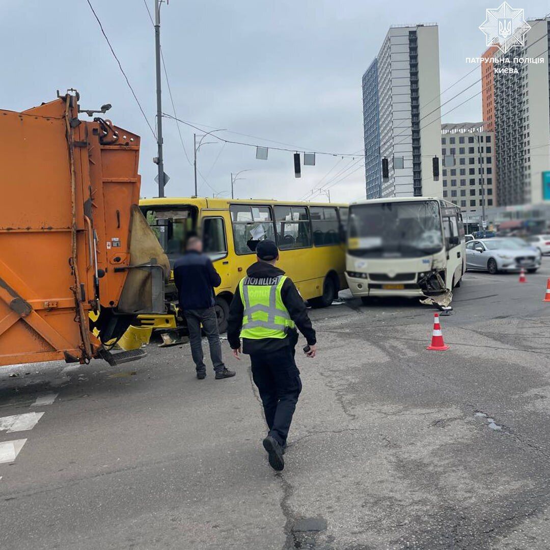 У Києві сміттєвоз протаранив дві маршрутки: подробиці ДТП. Фото і відео dqxikeidqxitkant