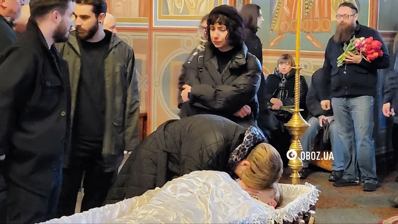 У Києві прощаються з Дмитром Капрановим: прийшли Порошенко, Шкляр, Лірник та інші. Фото і відео