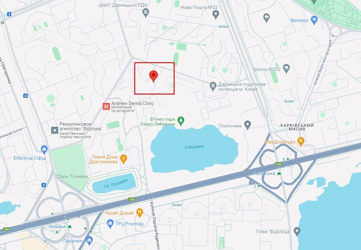 В Киеве трактор задел и повалил бетонный столб: повреждены несколько легковушек. Фото dqxikeidqxitkant