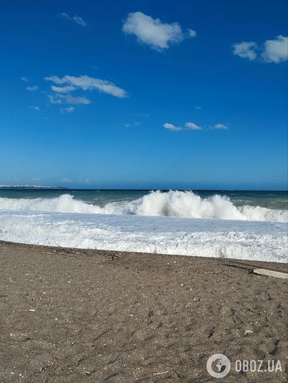 В Турции бушует сильнейший шторм: стихия снесла минарет мечети. Видео