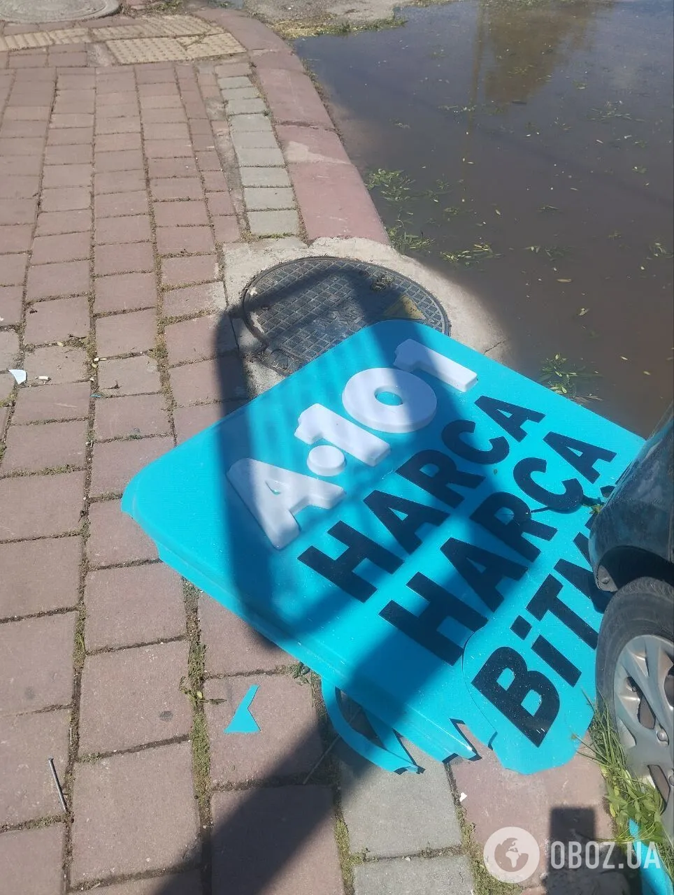 У Туреччині вирує сильний шторм: стихія знесла мінарет мечеті. Відео