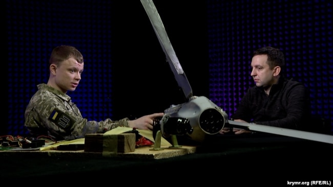 Андрій Рудик, представник Центру досліджень трофейного та перспективного озброєння Генштабу ЗСУ та журналіст Ігор Токар поруч із «Ланцетом»