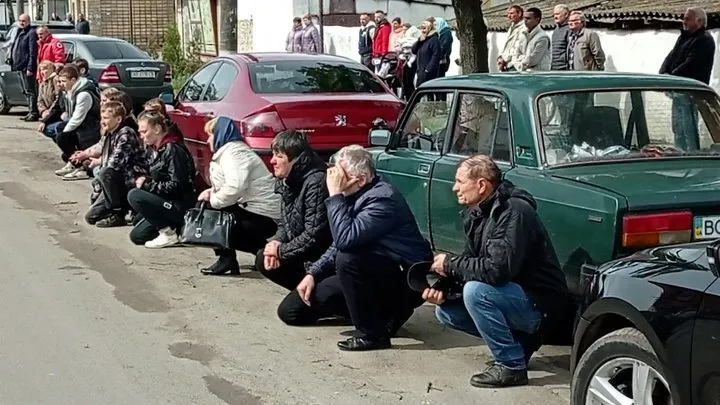 Люди встречали траурную процессию на коленях