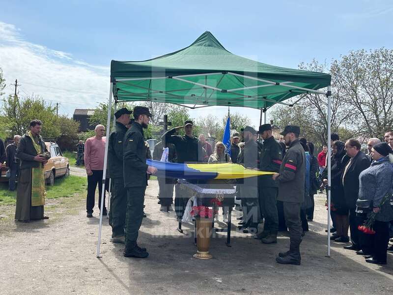 Без батька залишився син: у Кривому Розі попрощалися з захисником, який загинув у боях за Україну. Фото