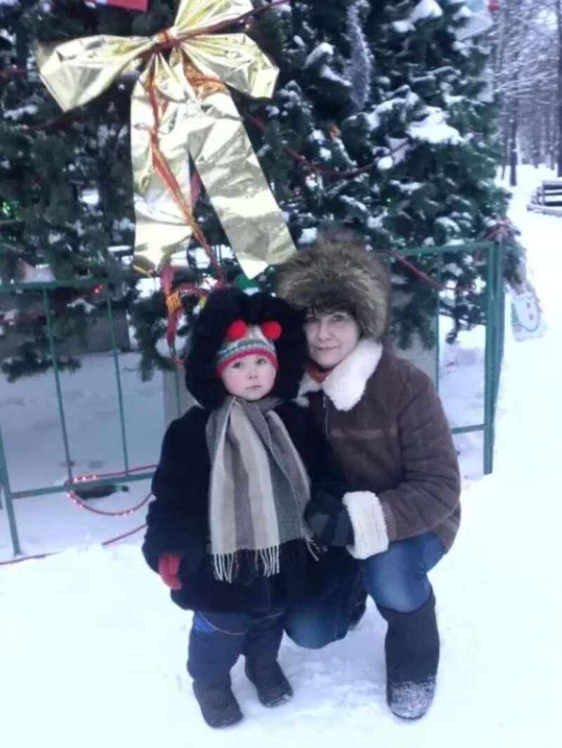 Бабуся Анжела з онукою