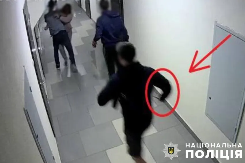 В Киеве конфликт в подъезде дома чуть ли не закончился убийством. Подробности и фото dqxikeidqxiqqeant