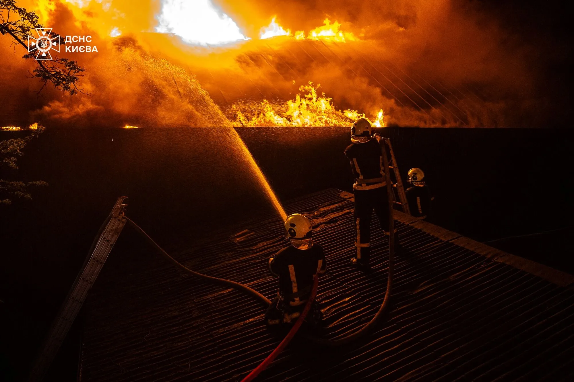 У Києві понад 3 години гасили пожежу в лазні на території ресторанного комплексу. Подробиці і відео dqxikeidqxiqxxant