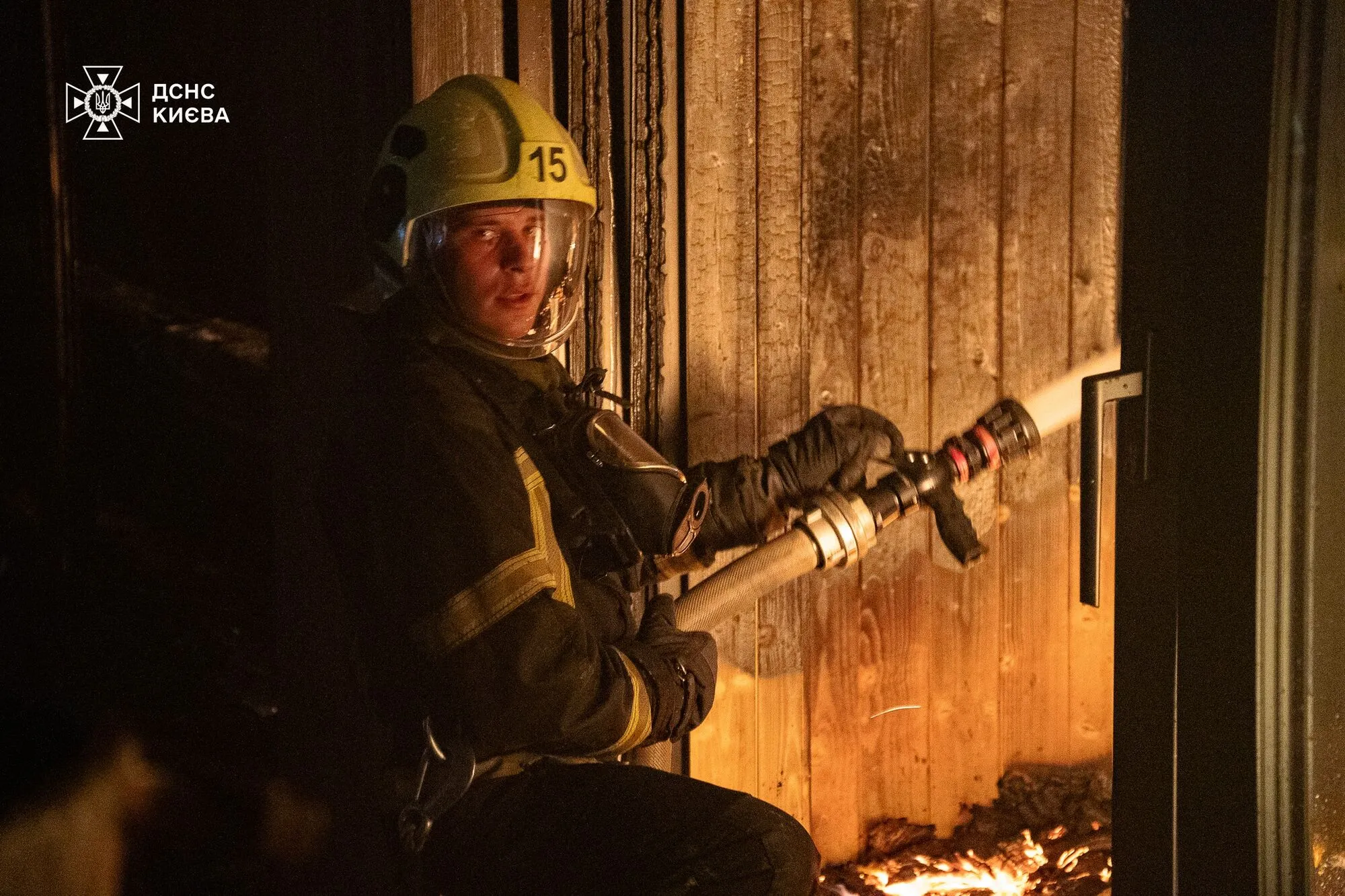 У Києві понад 3 години гасили пожежу в лазні на території ресторанного комплексу. Подробиці і відео