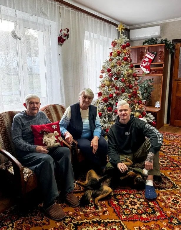 Alexander Slobozhenko with his grandparents in the family home in Belogorodka (Photo: Slobozhenko’s social networks) dqxikeidqxitkant