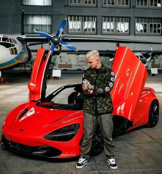 Олександр Слобоженко біля McLaren 720S (Фото: Соцмережі Слобоженка)