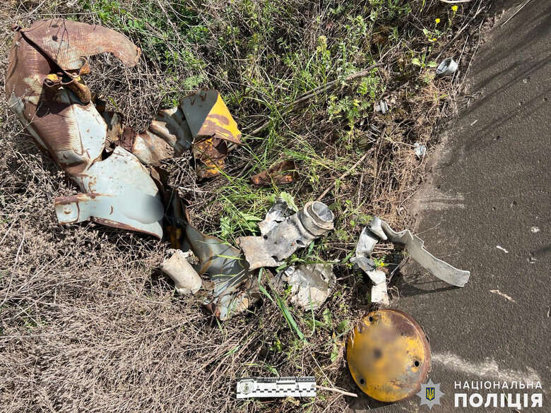 Уламки боєприпаса, що вибухнув.