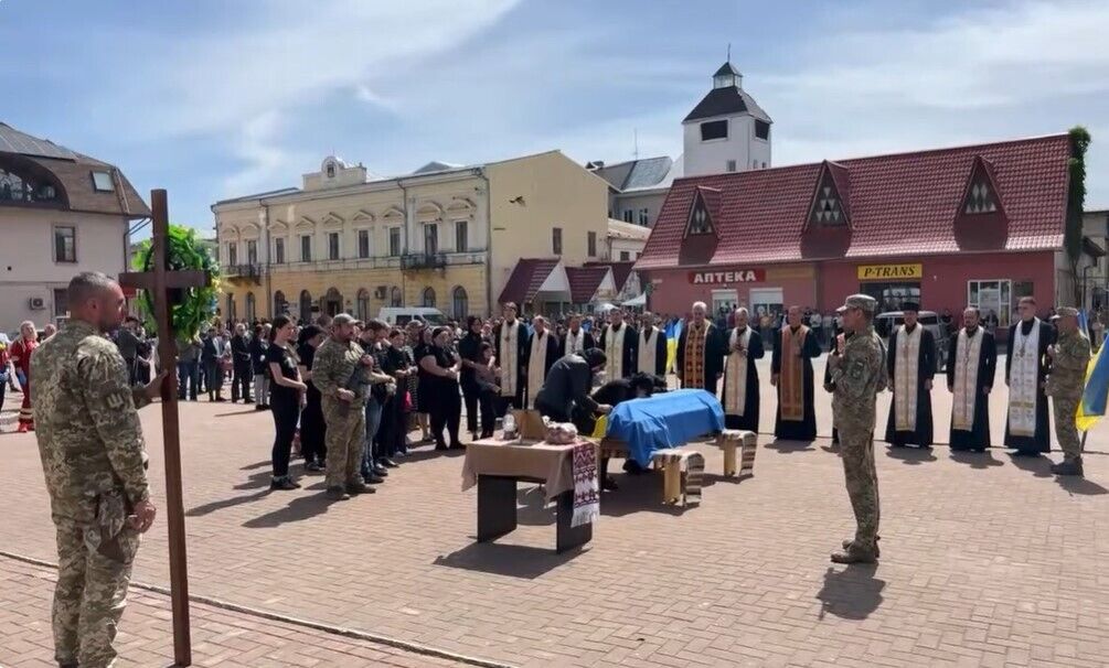 Віддав життя за Україну: на Прикарпатті попрощалися з воїном, який загинув на Донеччині. Фото