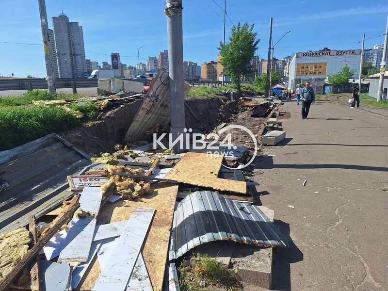 Через ДТП із постраждалим: у Києві на Позняках почали демонтаж МАФів на кінцевій зупинці трамваїв. Фото dqxikeidqxitkant