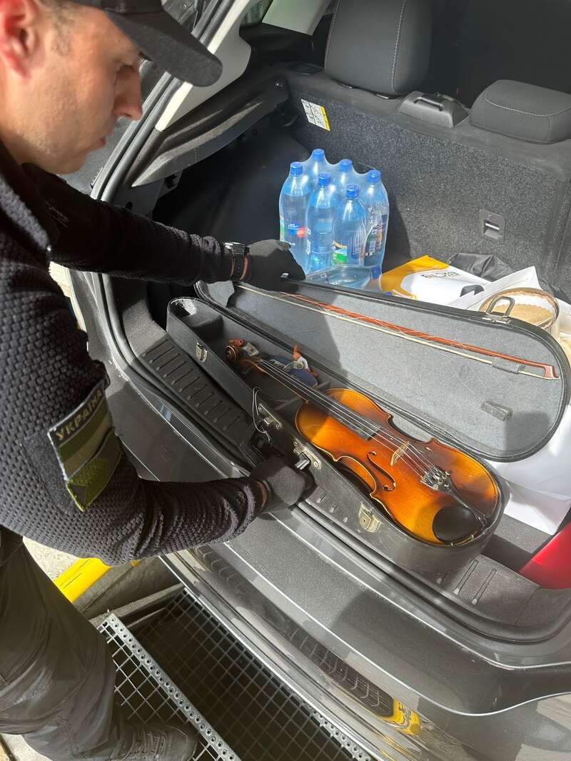 Митники провели огляд автомобіля