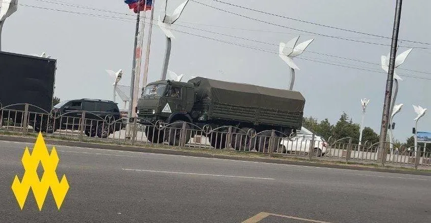 Грузовик российских войск в украинском городе dqxikeidqxitkant