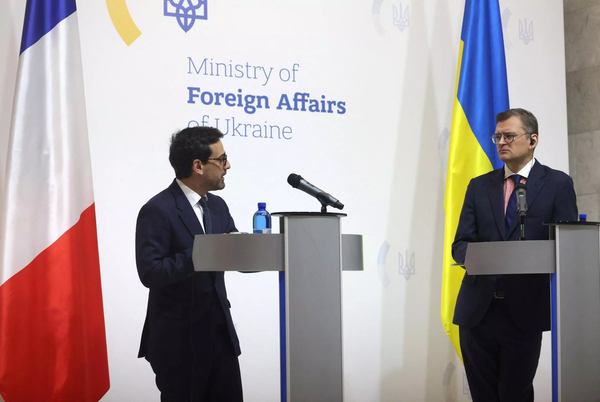 На этом кадре из видеозаписи от 16 ноября 2022 показаны некоторые из новых могил, которые были вырыты с начала российской осады, на кладбище «Старый Крым» на окраине оккупированного украинского города Мариуполь. Большинство из них отмечены только номерами. © AP