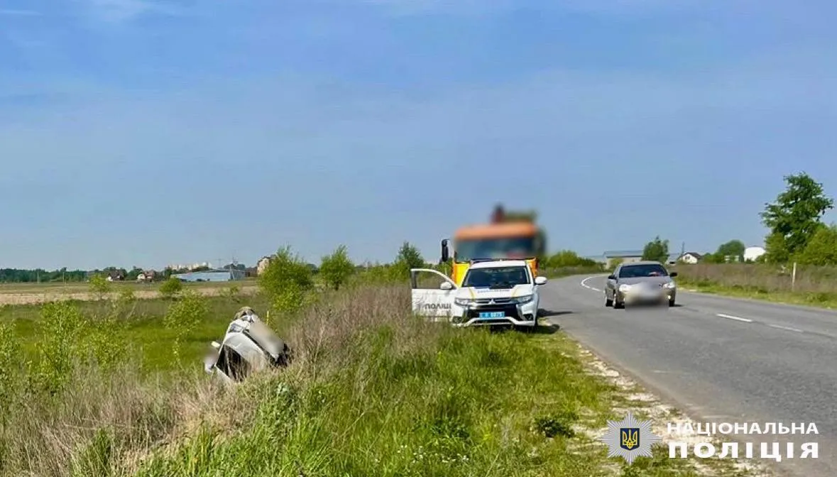 Водій заснув за кермом: на Київщині легковик вилетів у кювет та перекинувся. Фото і подробиці dqxikeidqxiqqeant