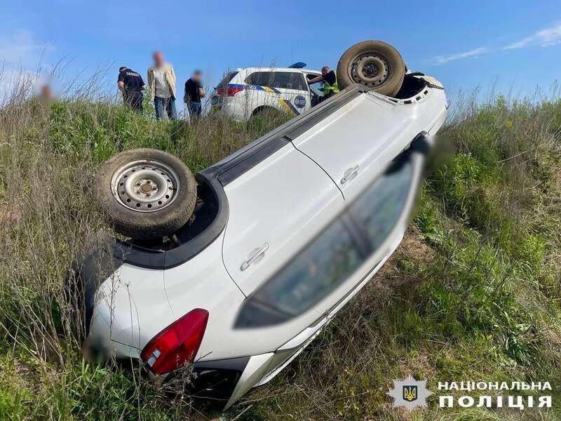 Водій заснув за кермом: на Київщині легковик вилетів у кювет та перекинувся. Фото і подробиці