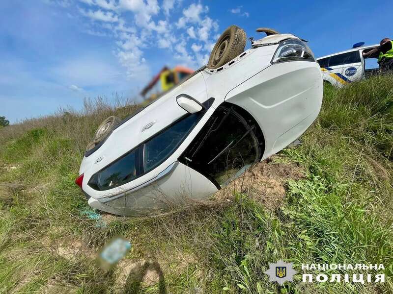 Водій заснув за кермом: на Київщині легковик вилетів у кювет та перекинувся. Фото і подробиці