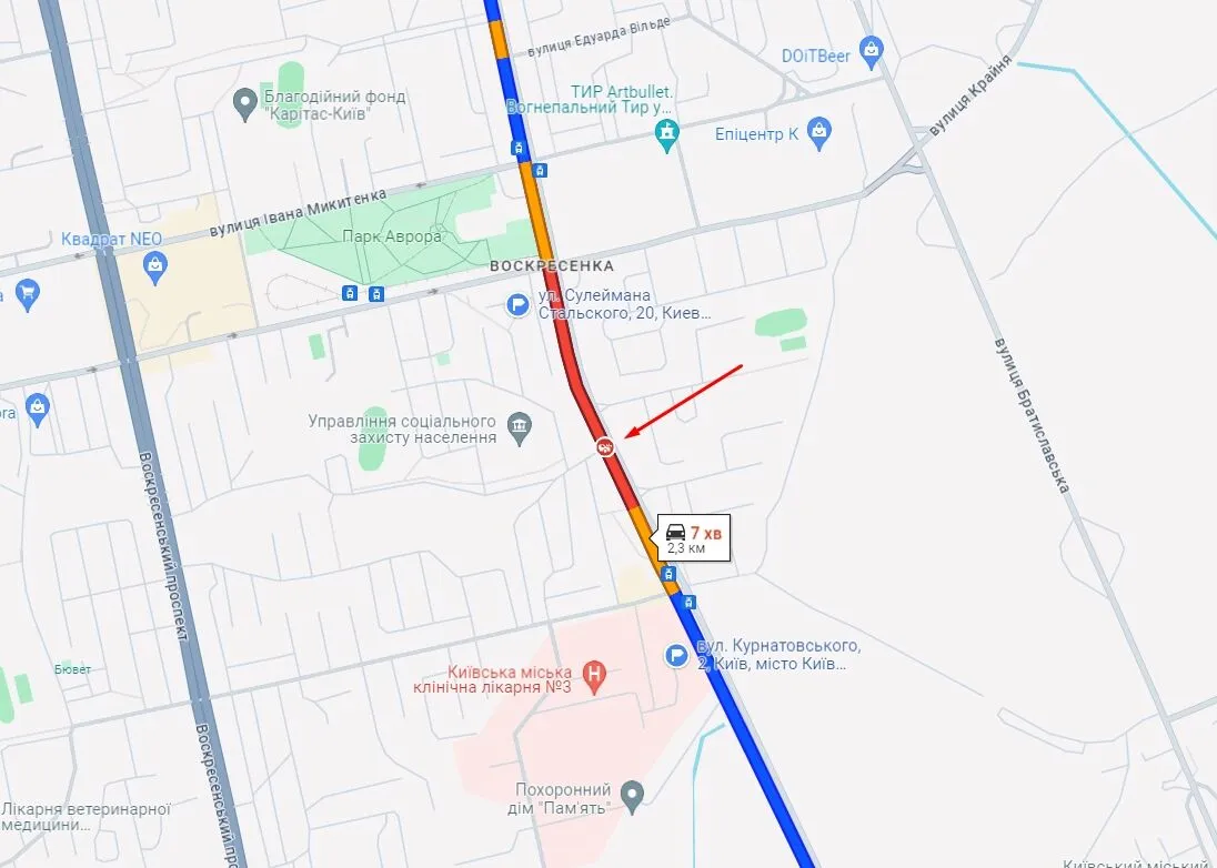 В Киеве легковушка на скорости сбил бетонный столб: есть пострадавший. Фото и видео dqxikeidqxiqqeant