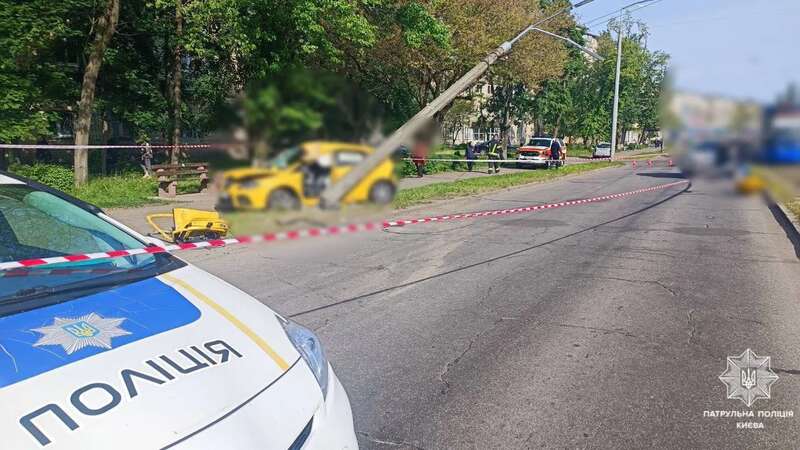 В Киеве легковушка на скорости сбил бетонный столб: есть пострадавший. Фото и видео