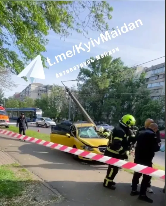 В Киеве легковушка на скорости сбил бетонный столб: есть пострадавший. Фото и видео