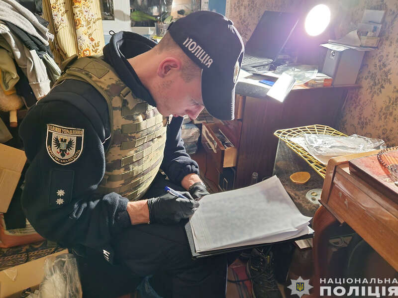 поліцейські чернігівського райуправління поліції затримали підозрювану у вбивстві свого батька