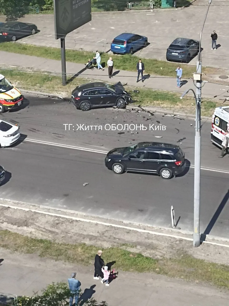 В Киеве на Оболони произошла авария с участием двух легковушек: одного из водителей зажало в салоне авто. Фото и видео