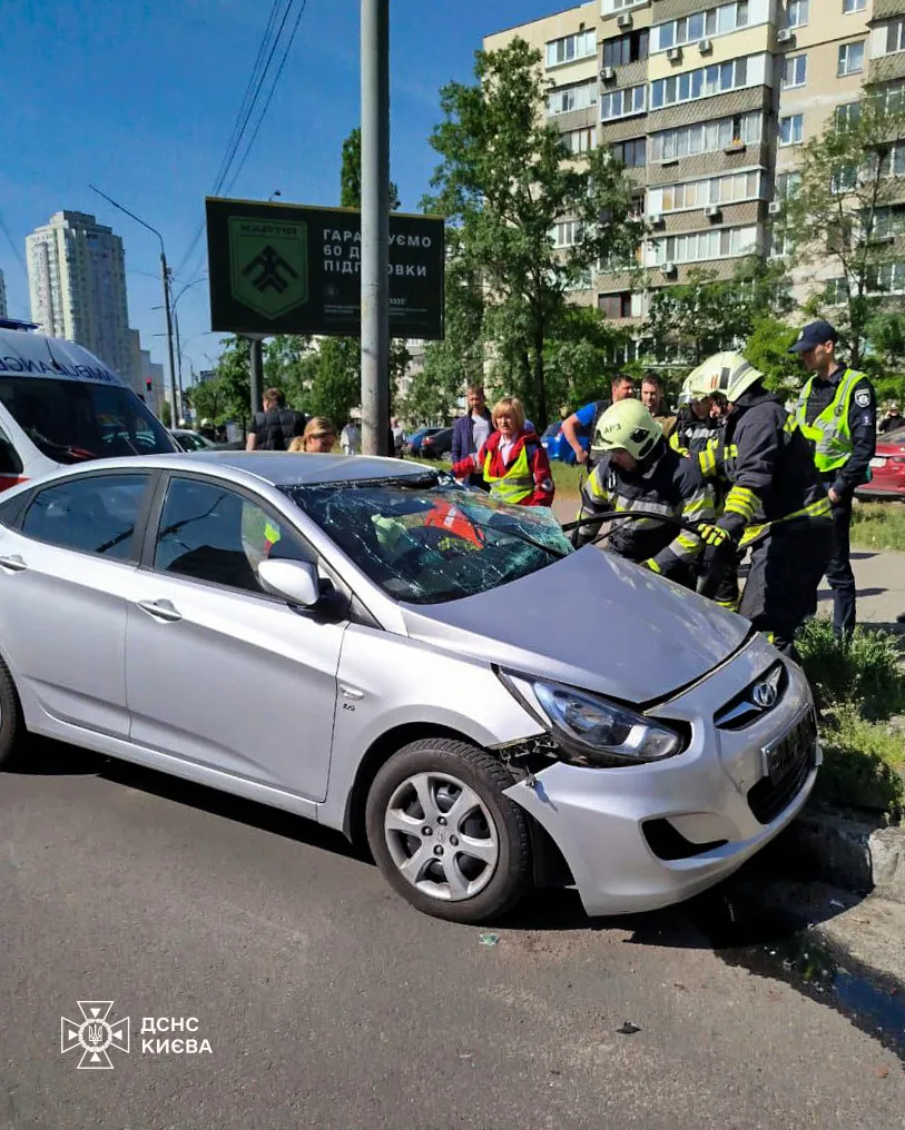 В Киеве на Оболони произошла авария с участием двух легковушек: одного из водителей зажало в салоне авто. Фото и видео
