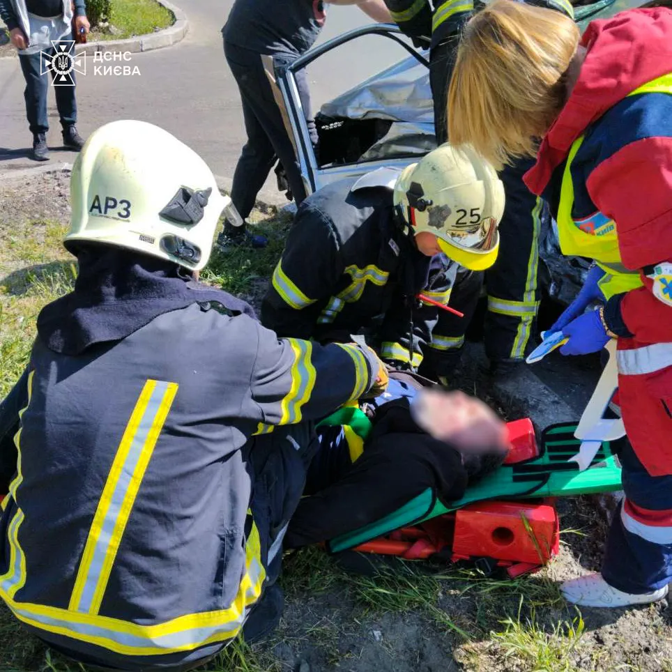 В Киеве на Оболони произошла авария с участием двух легковушек: одного из водителей зажало в салоне авто. Фото и видео
