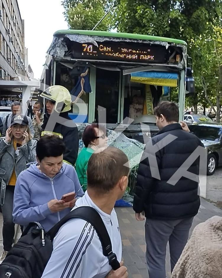 Пошкоджений внаслідок ДТП тролейбус у Черкасах dqxikeidqxiqxxant