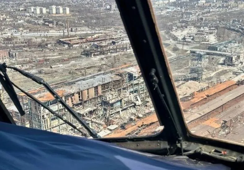 Сотні будинків напівзруйновані: у мережі показали, як виглядає лівобережжя Маріуполя. Фото