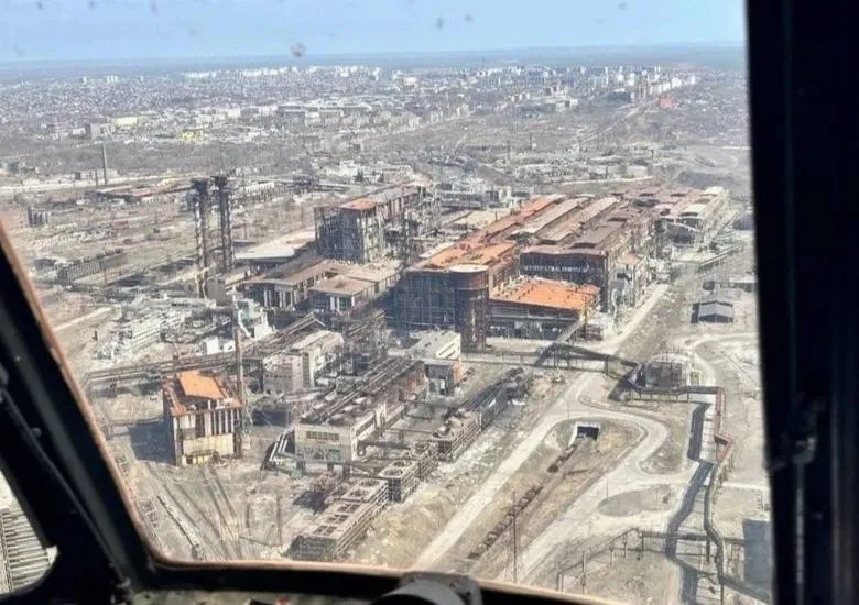 Сотні будинків напівзруйновані: у мережі показали, як виглядає лівобережжя Маріуполя. Фото