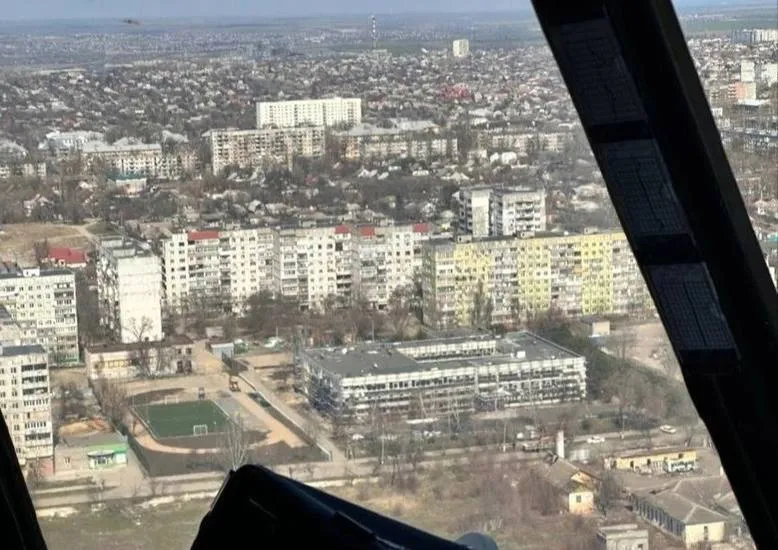 Сотні будинків напівзруйновані: у мережі показали, як виглядає лівобережжя Маріуполя. Фото