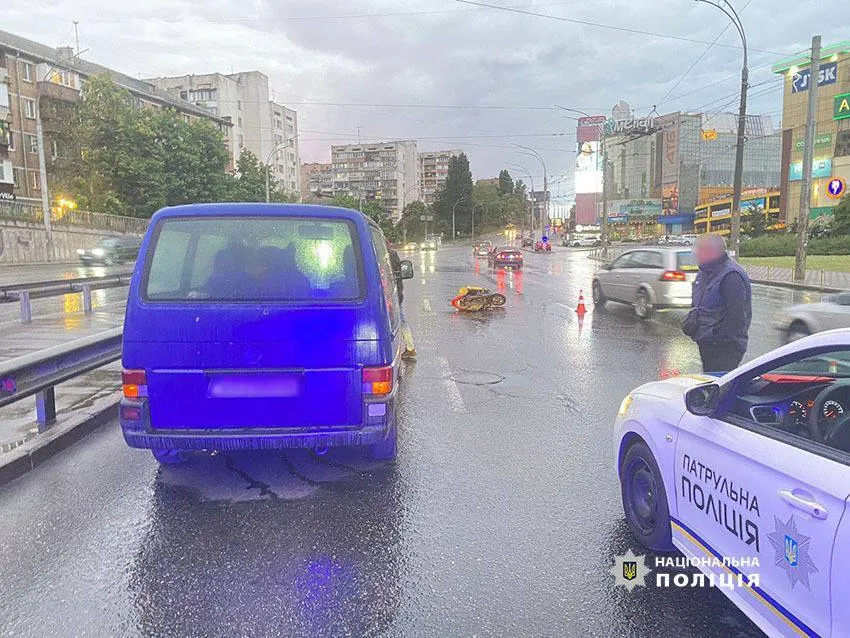 В Киеве пьяный водитель скутера столкнулся с микроавтобусом: есть пострадавший. Подробности и фото dqxikeidqxitkant