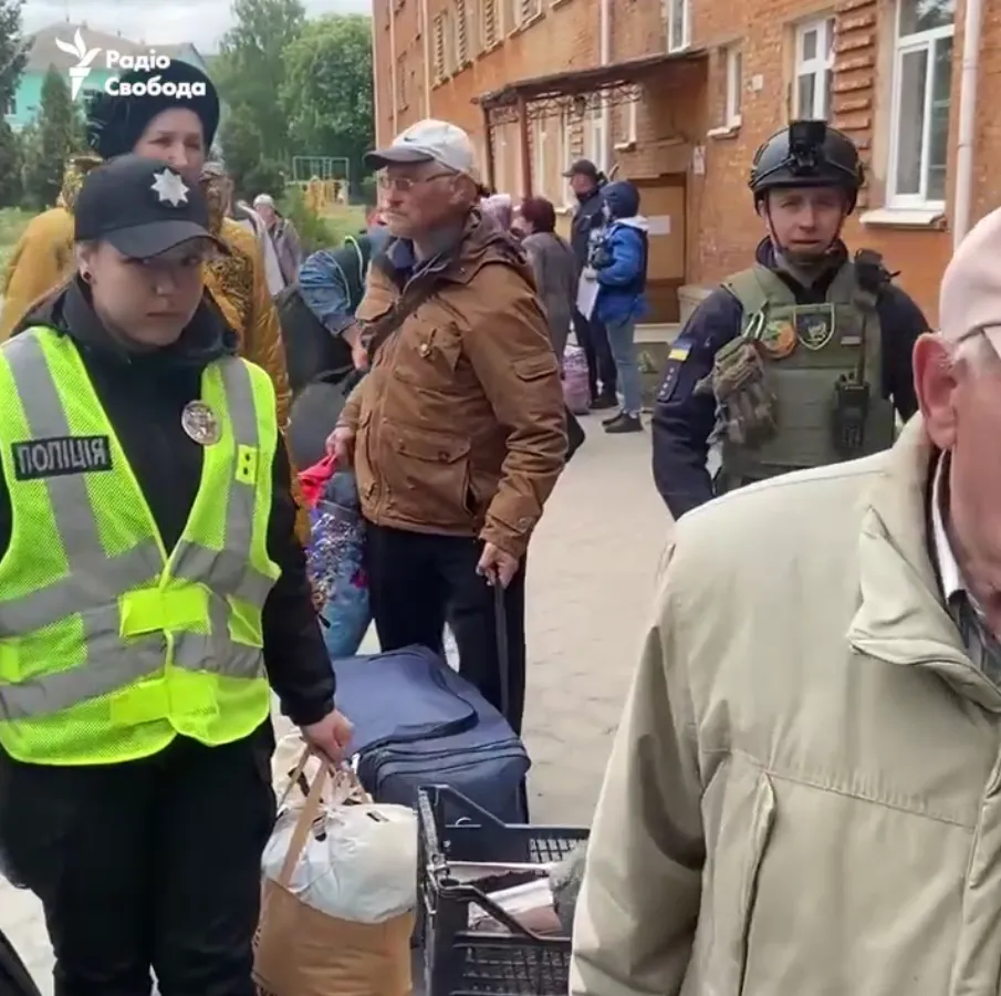 Домівки залишили десятки людей: з’явилися кадри евакуації з прикордонного Білопілля на Сумщині. Відео