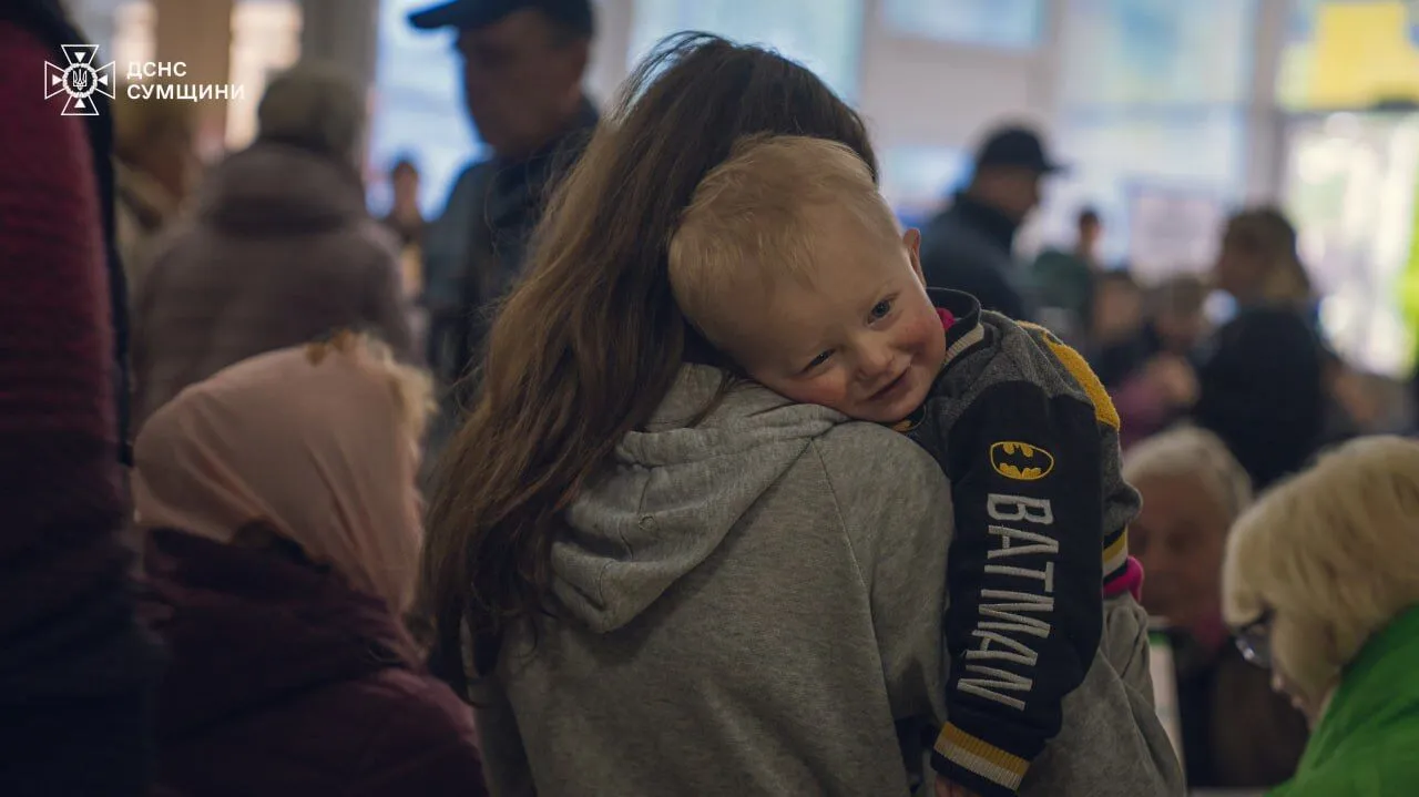Діти, маломобільні люди, дідусі та бабусі: на Сумщині триває евакуація жителів з прикордоння. Фото