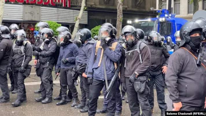 Силовики оттеснили протестующих