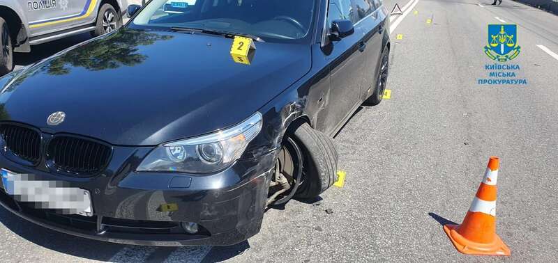 У Києві сталась ДТП за участі двох легковиків: одну з машин зім’яло, є постраждалі. Фото